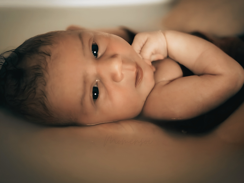 Bain enveloppé bébé - un instant apaisant pour accueillir les premières émotions du nouveau-né