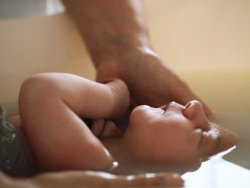 Bain enveloppé bébé à Pluneret dans le Morbihan