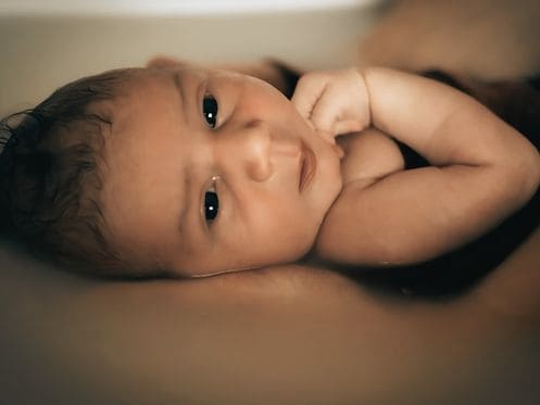 bien-etre-bebe-morbihan.jpg Moment de détente pour bébé après la naissance dans le Morbihan