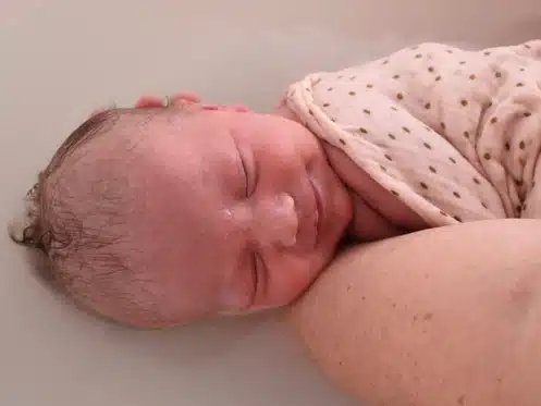 Bain enveloppé bébé proposé par Momensoi à Pluneret près d'Auray et de Vannes.