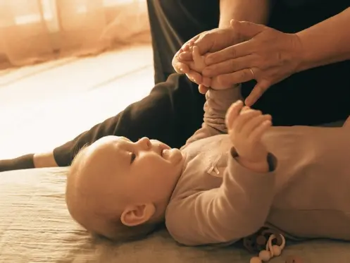 atelier-massage-bebe-chez-momensoi-pluneret Apprendre à masser son bébé chez Momensoi près de Vannes