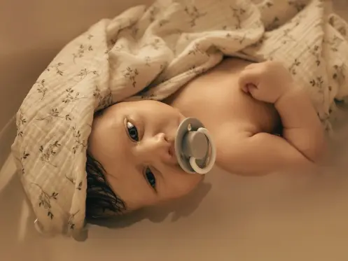 Offrez un bain nouveau-né à votre bébé pour vivre un instant de douceur et d'apaisement chez Momensoi à Pluneret, près d'Auray et de Vannes