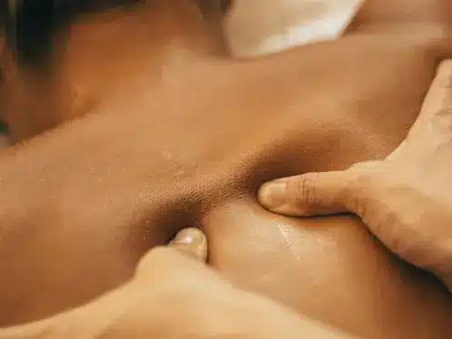 massage-abhyanga-pres-auray Découvrez les différents massages Ayurvédiques chez Momensoi : le traditionnel Abhyanga, les Marmas, ou le shirotchampi, le massage crânien, près d'Auray